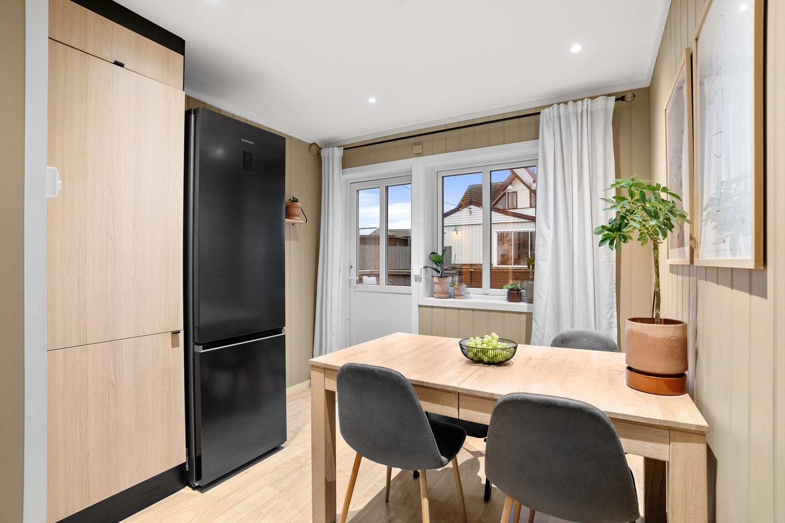 Velkommen inn! Innvendig er boligen også pusset opp med moderne og tidsriktige fargevalg på innredning, gulv, vegger og himling. Galleribilde