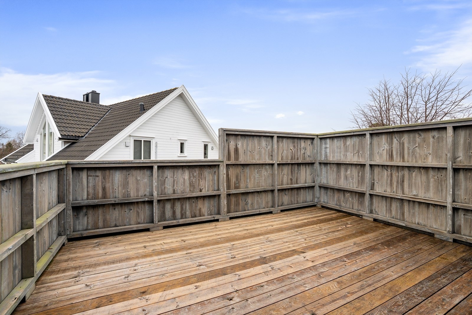 Takterrassen er av god størrelse og er målt av takstmann til å være ca. 14 kvm. Her er det med andre ord plass til en sittegruppe om ønskelig. Galleribilde