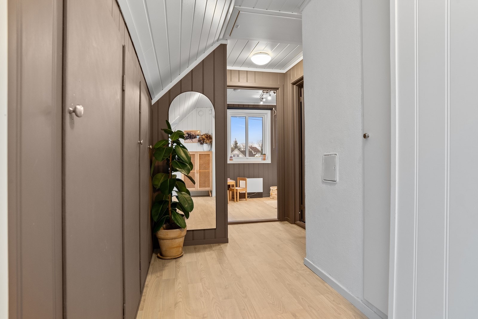 Oppe i boligens 2.etg. finner du 3 soverom, hvor det er tilkomst til takterrasse fra det ene, samt en innvendig bod. I mellomgangen er det også god lagringsplass i kneveggen med flere innebygde skap. Galleribilde