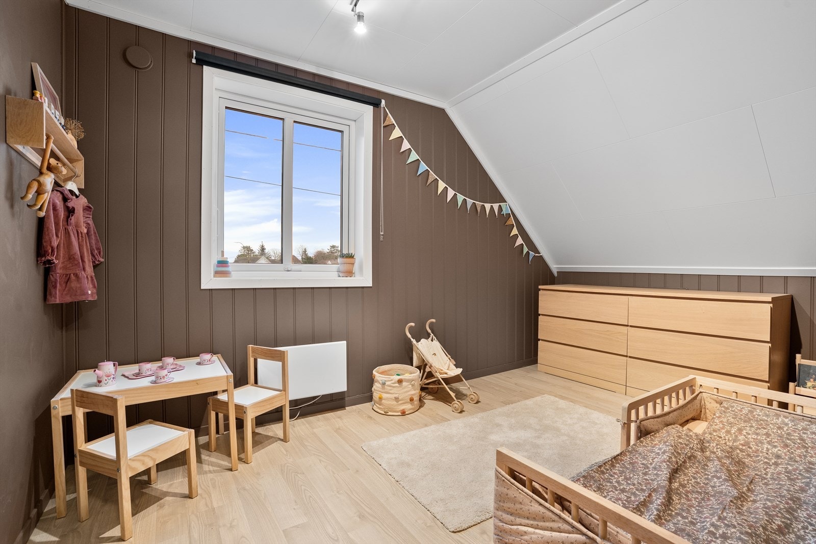 Alle soverommene er svært innbydende innredet hvor det er plass til seng, garderobeløsning og plass til lek. Dette rommet er innredet til et koselig barnerom. Galleribilde