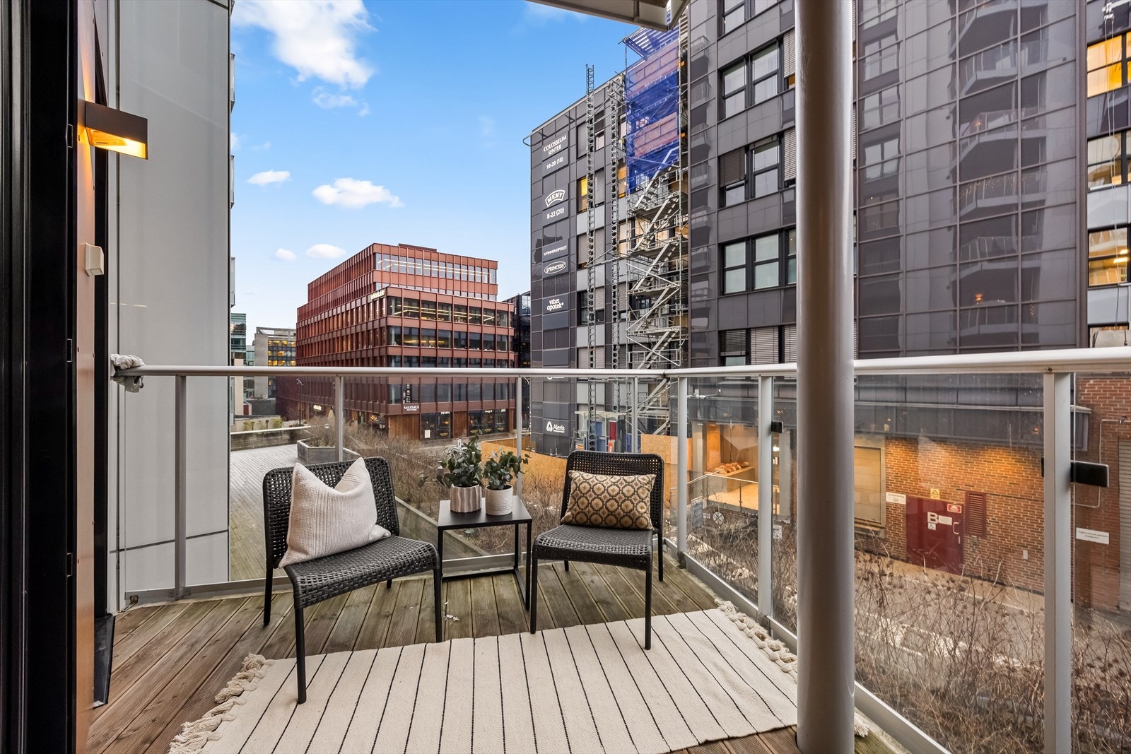 Balkongen måler hele 7 kvm - med vestvendt orientering kan du nyte ettermiddag/kveldssol her ute Galleribilde