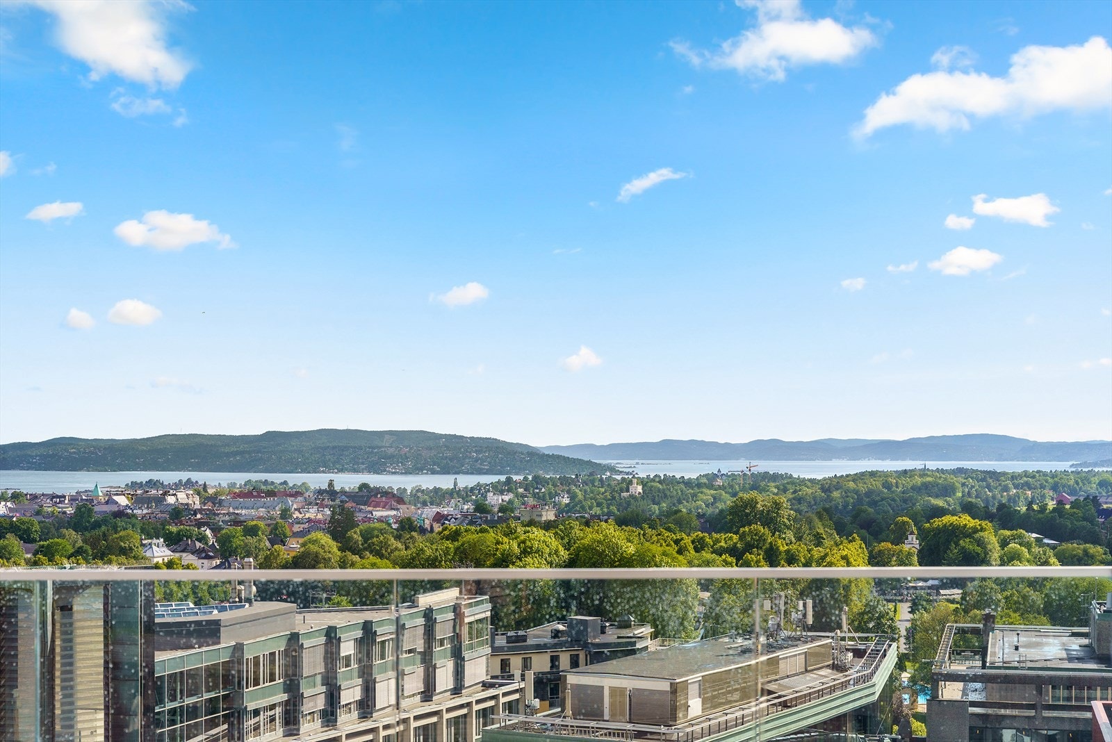 Flott utsikt fra 11. etasje med vidstrakt utsyn over byens tak - her mot Oslofjorden Galleribilde