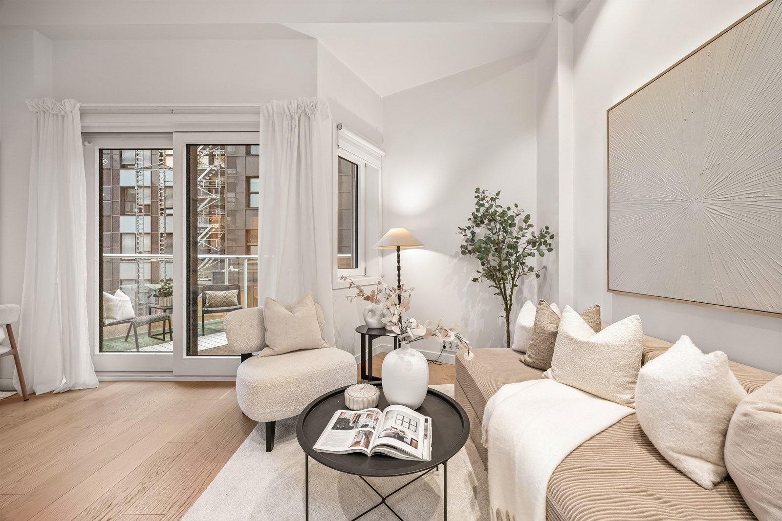 Generøse vindusflater og takhøyde på hele 3,29 meter gir en meget lys og luftig atmosfære i leiligheten Galleribilde