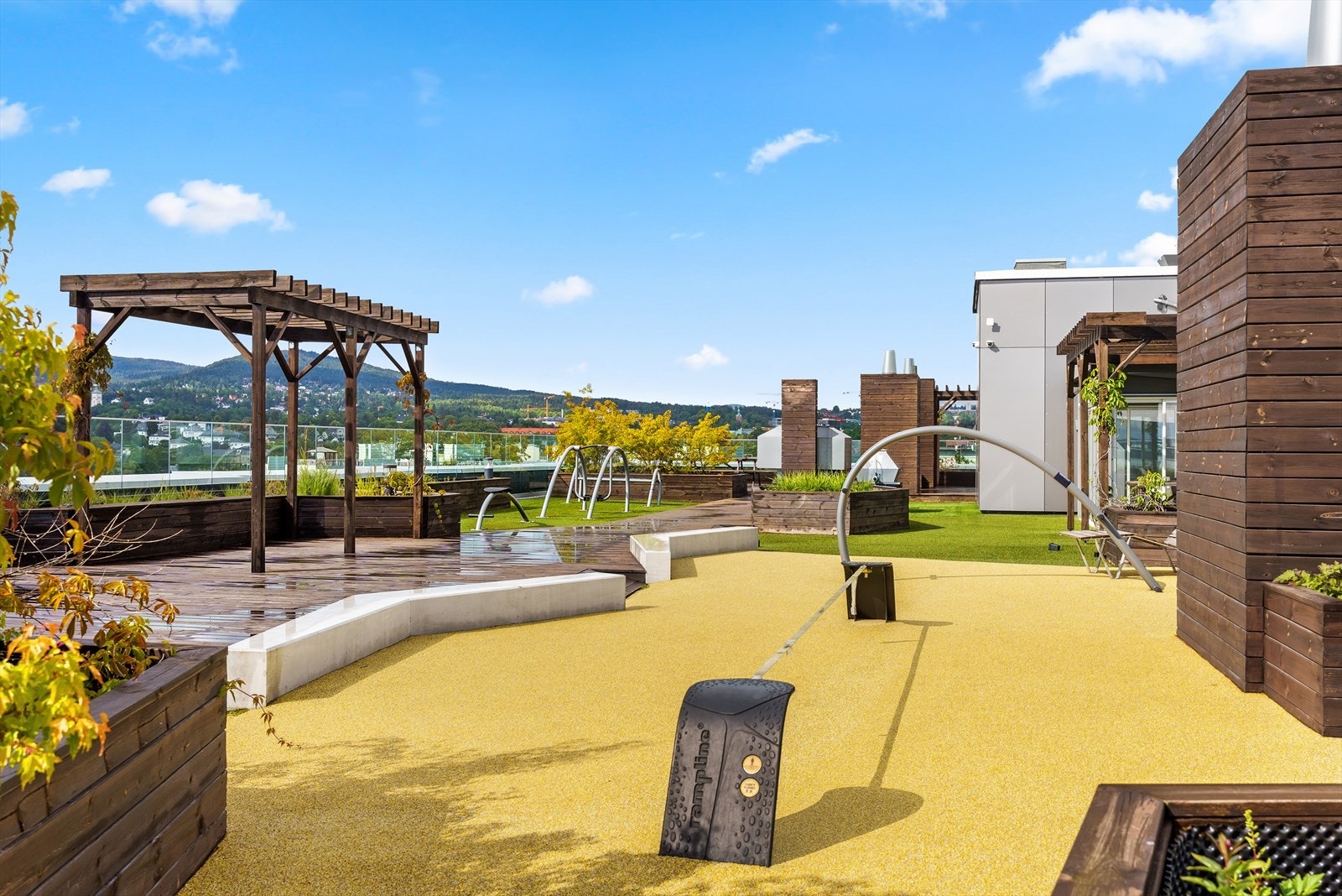 Flere sosiale soner, sittegrupper, vinterstue, treningsapparater, grill og vask på takterrassen - lagt til rette for hyggelige selskap og sammenkomster Galleribilde