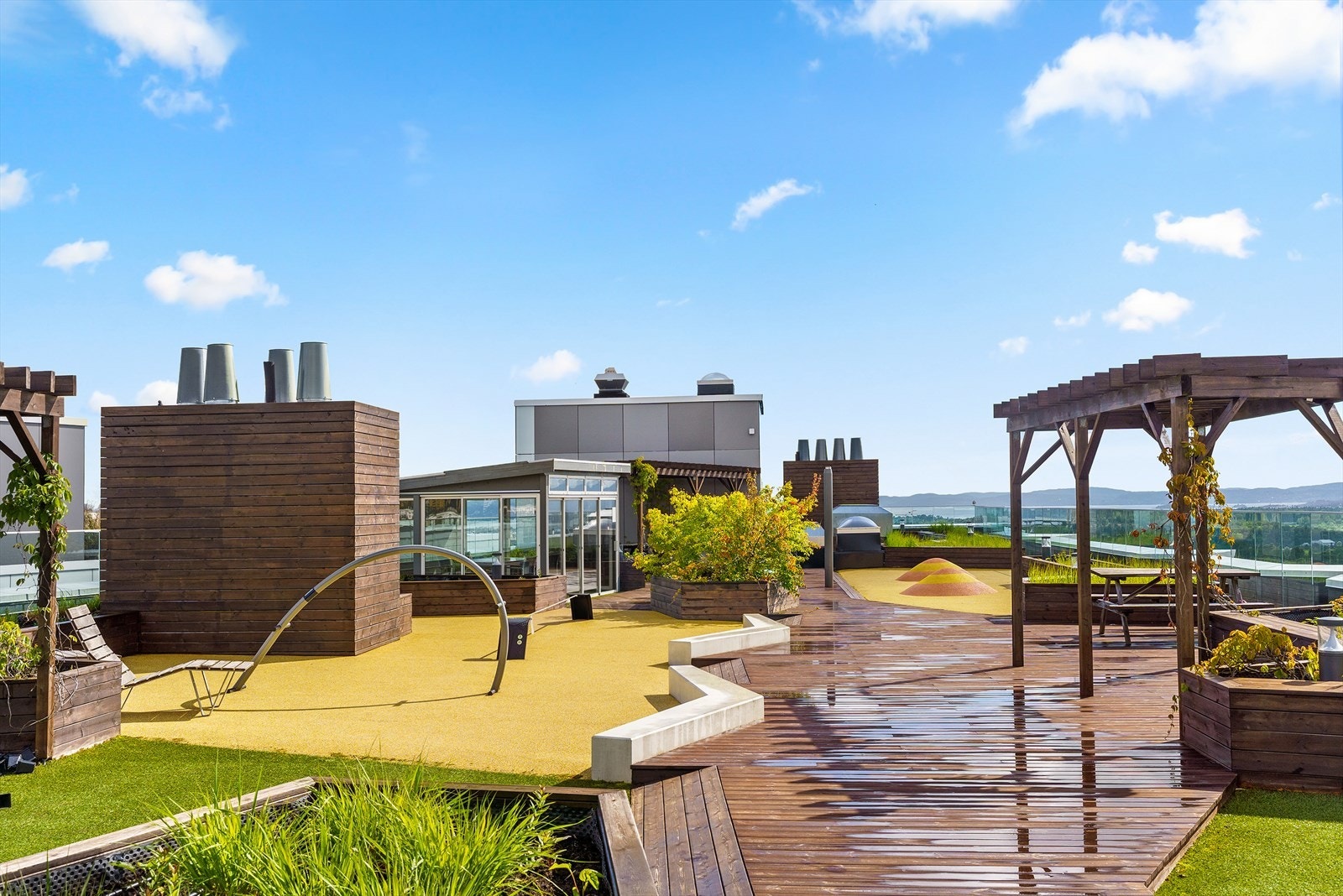 Fantastisk felles takterrasse i byggets 11. etasje med sol fra morgen til kveld Galleribilde