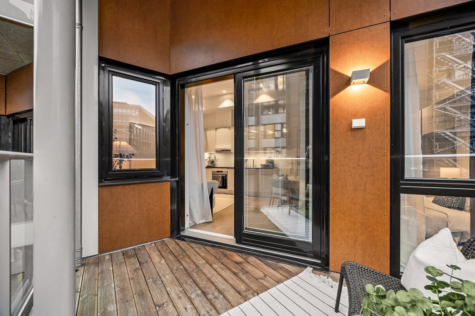 En herlig forlengelse av stuen! Sameiet er også kjent for sin felles takterrasse i 11. etasje med spektakulær utsikt og sol fra morgen til kveld Galleribilde