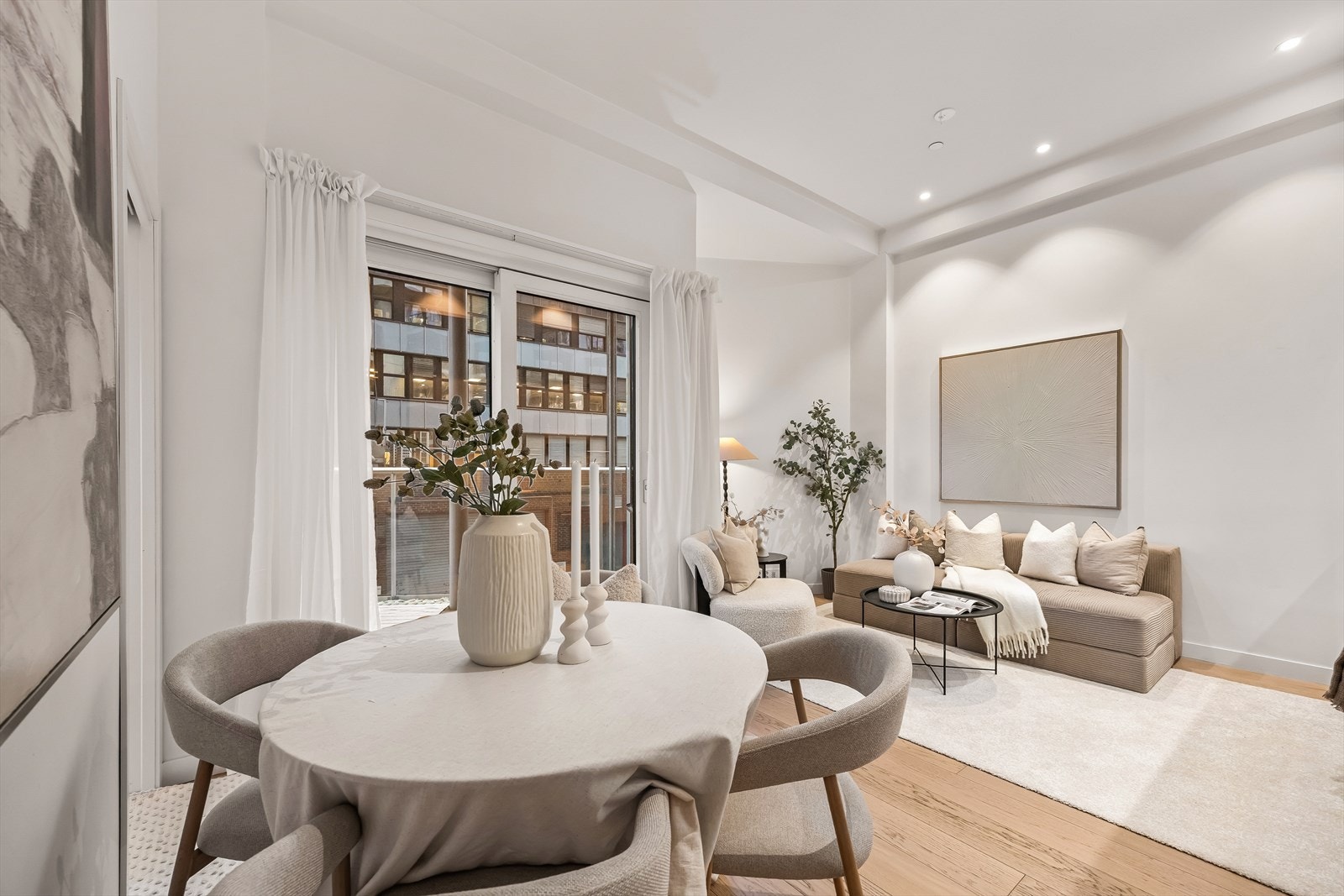 Takket være smart arealfordeling får du en stor og sosial stue/kjøkkenløsning som føles som et lyst og sosialt oppholdsrom Galleribilde