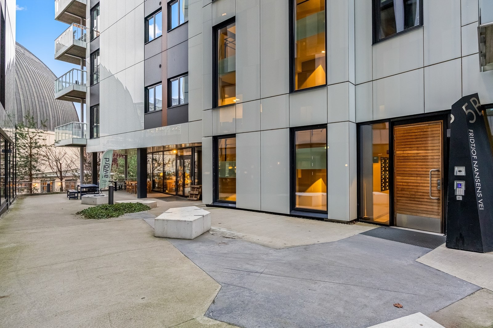 Moderne inngangsparti - legg merke til Colosseum Kino rett ved. Galleribilde