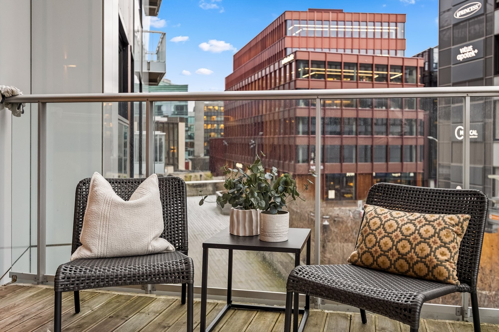 Her er det god plass til ønsket utemøblement, grill, beplantning m.m. Galleribilde