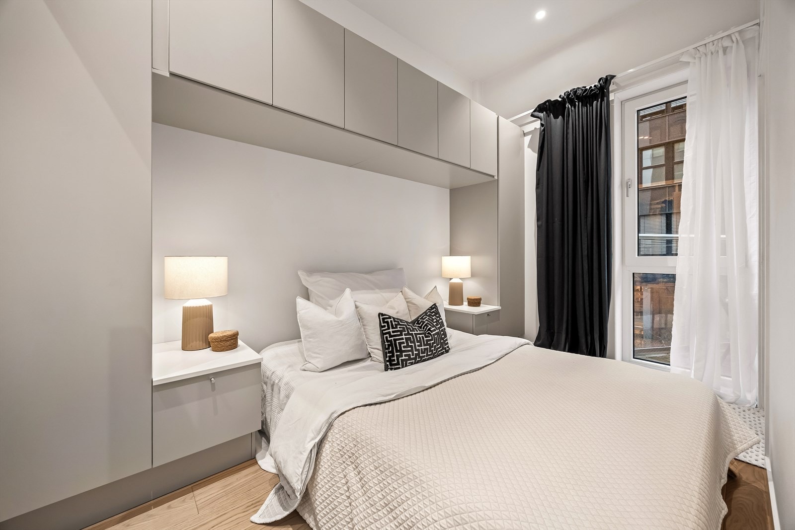 Lyst og romslig soverom med plass til dobbeltseng - praktisk inngang på begge sider av sengen Galleribilde