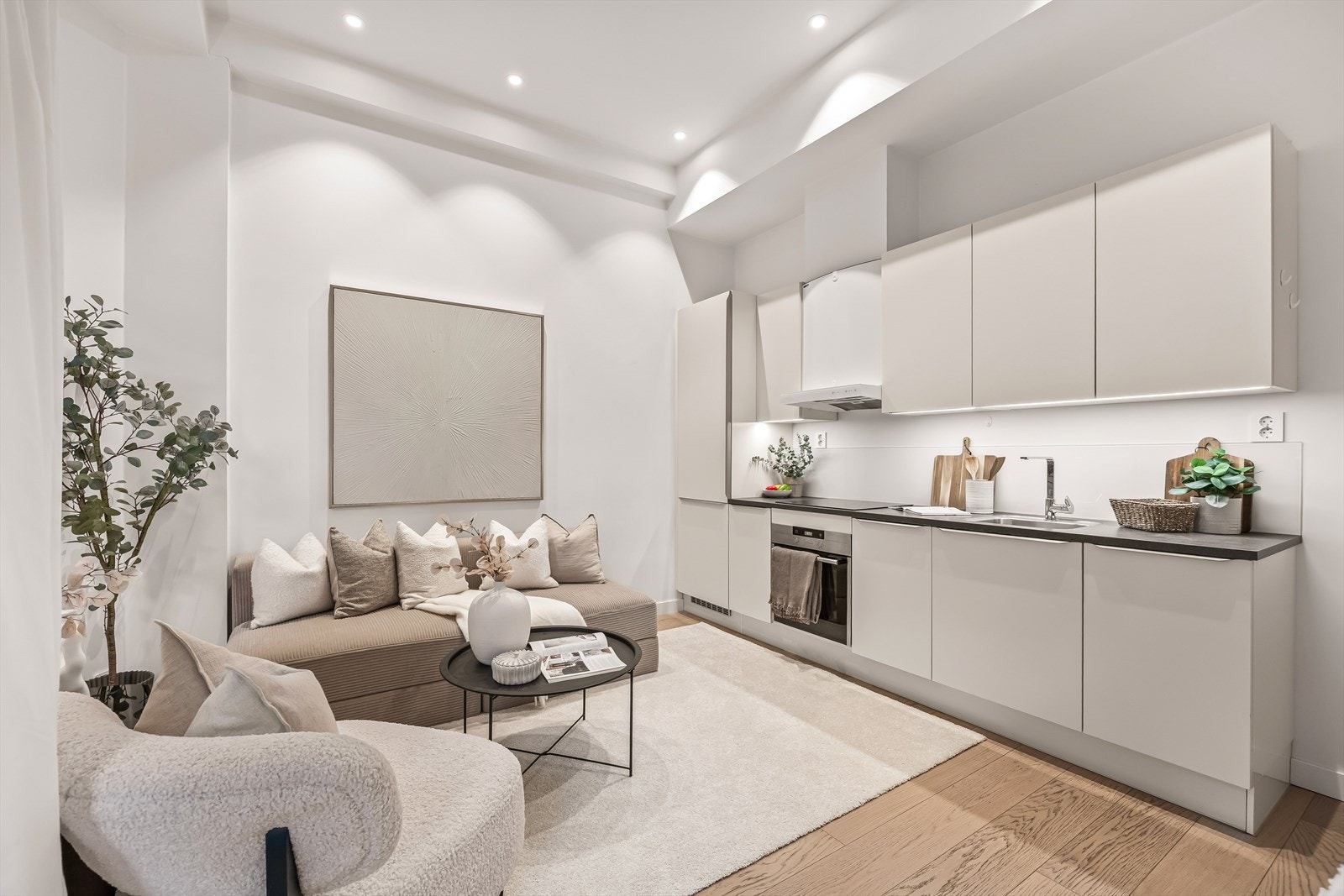 Pent kjøkken fra HTH, komplett utstyrt med det du trenger av hvitevarer og godt med oppbevaring Galleribilde