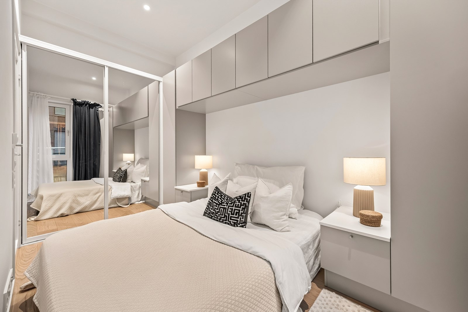 Rikelig med oppbevaringsplass i skyvedørsgarderobe og plassbygd garderobeløsning Galleribilde