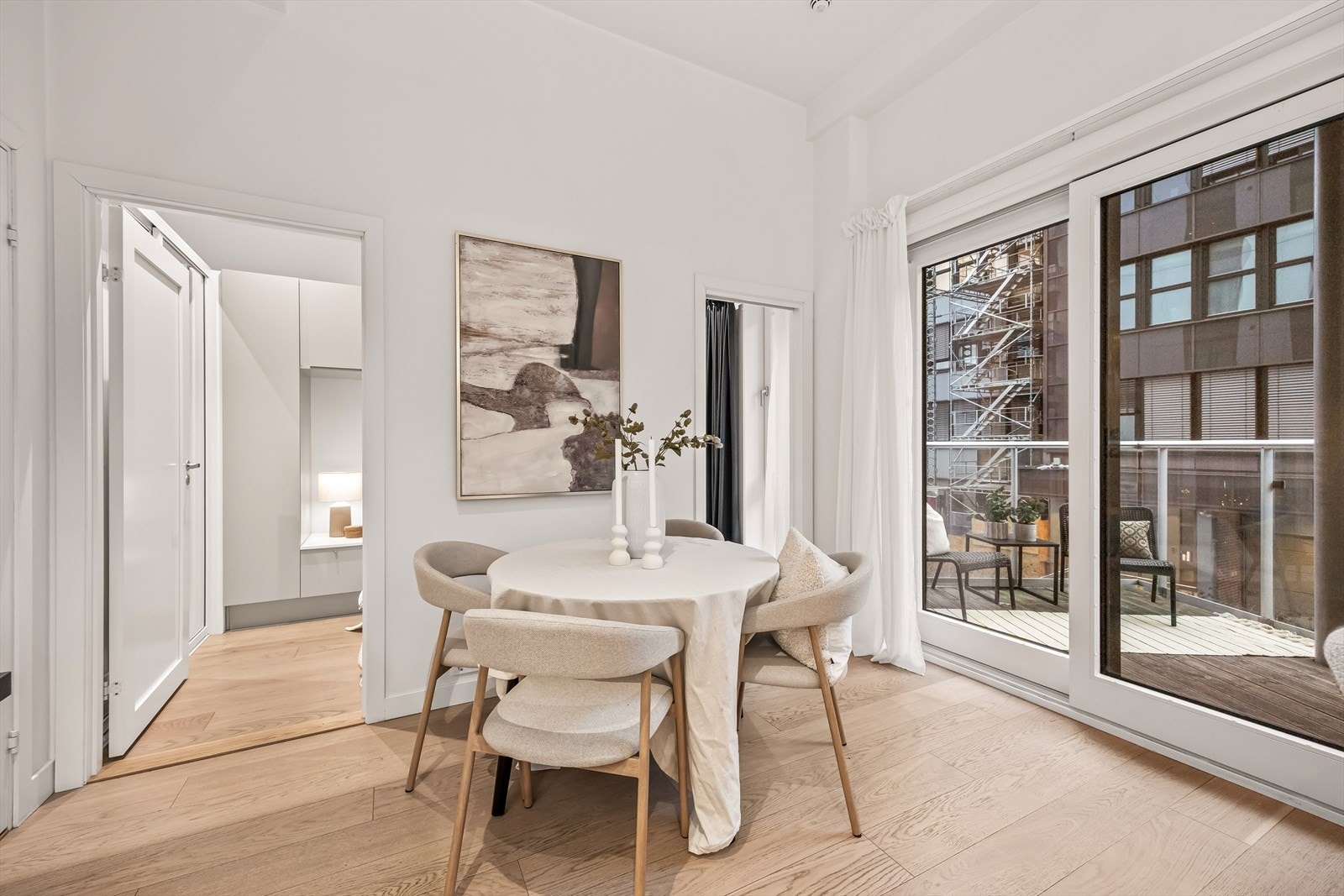 Vannbåren varme i alle gulv - lys og moderne enstavs parkett på gulv Galleribilde