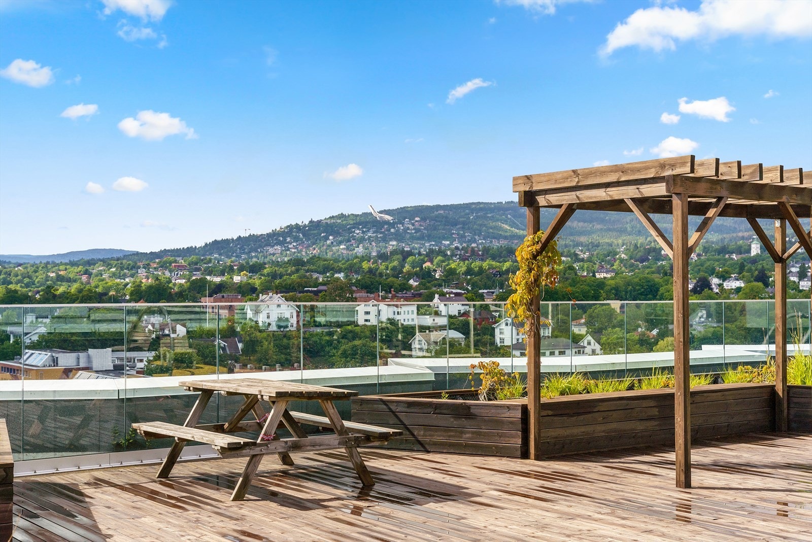 Takterrassen har imponerende utsikt over byen - her i retning Holmenkollen Galleribilde