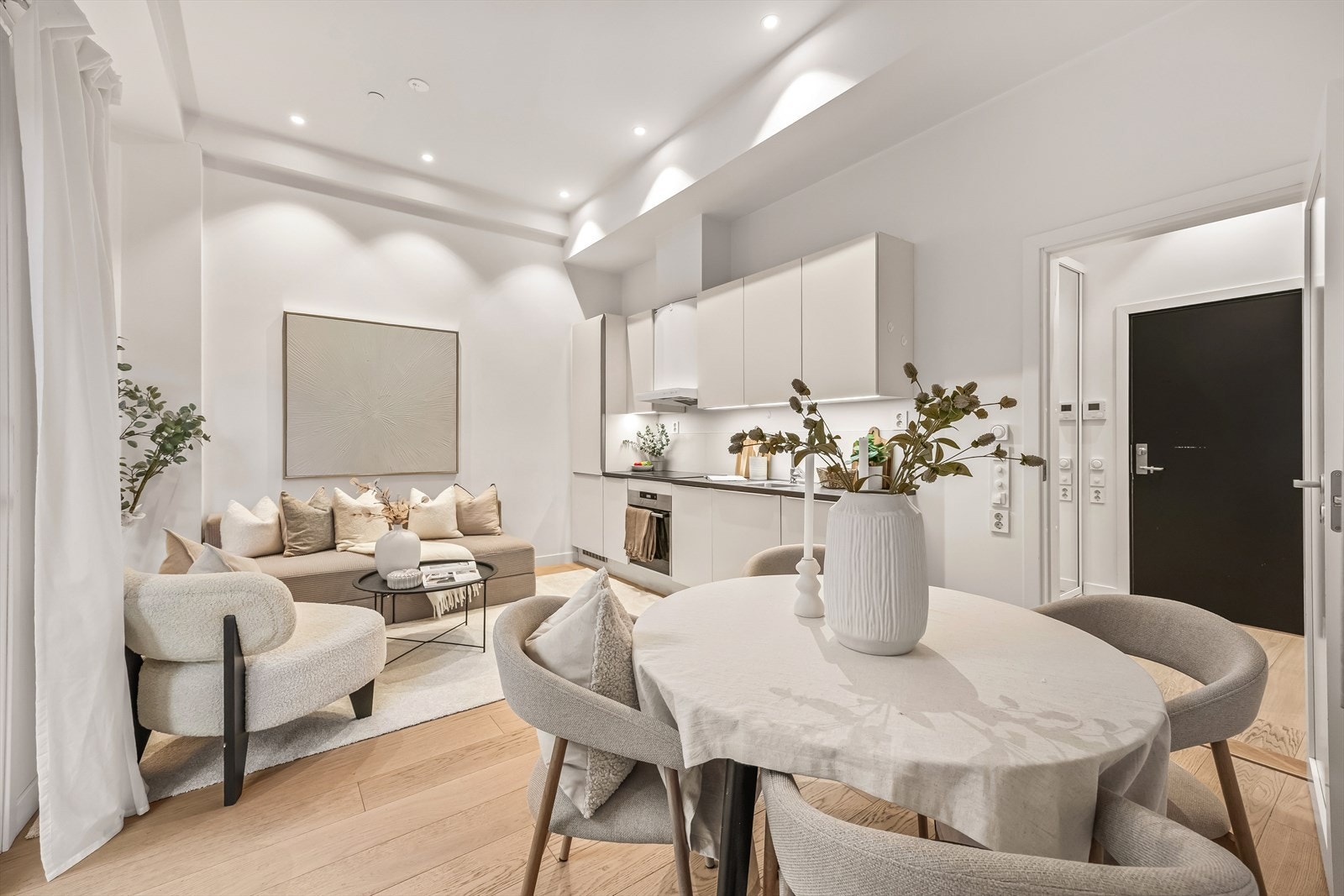 Svært effektiv planløsning som gir muligheter til å innrede i ulike soner med generøs sofagruppe og spisebord Galleribilde