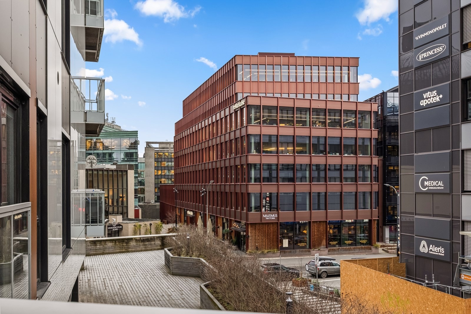 Utsyn over fellesarealer og beplantning nedenfor Galleribilde