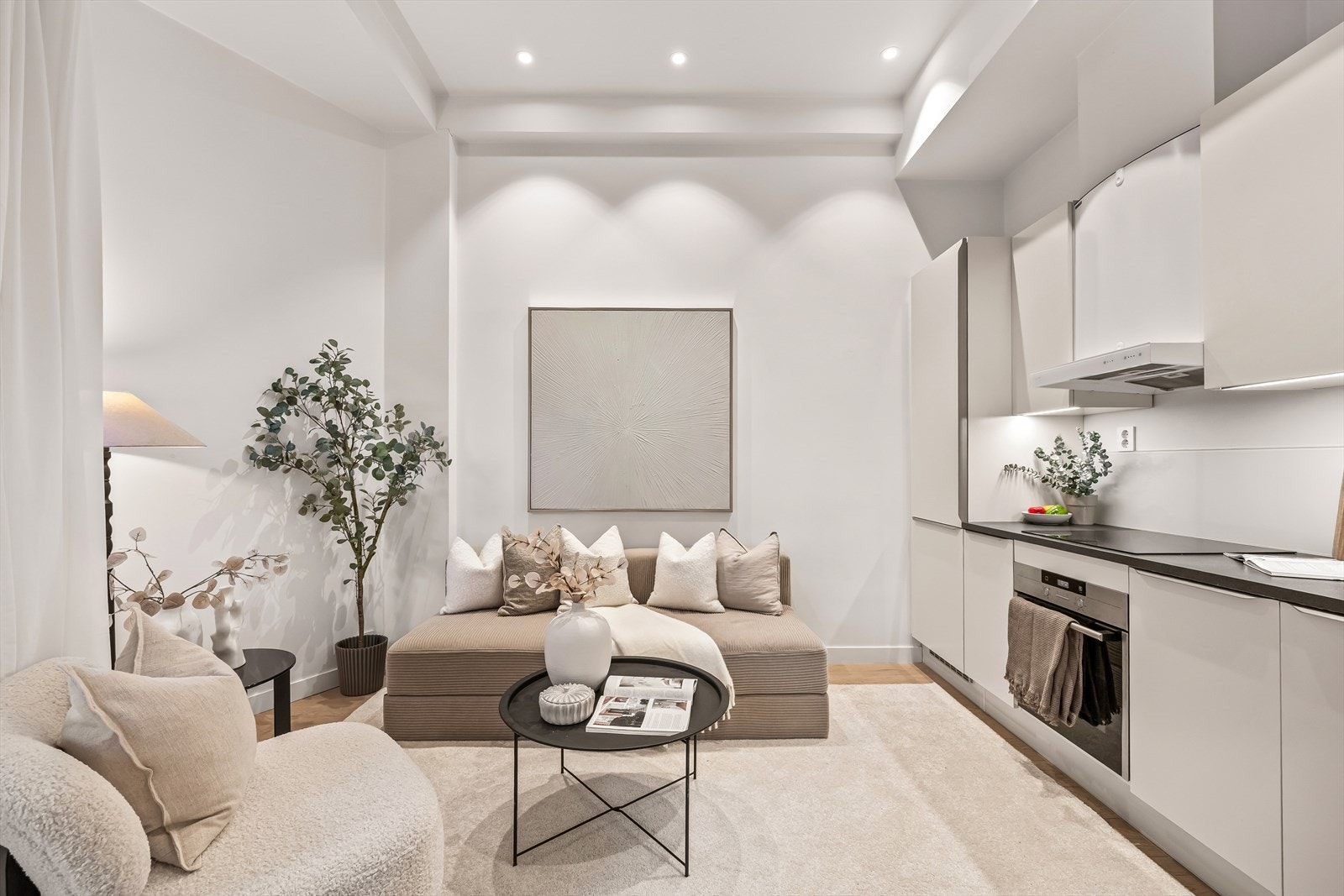 Stuen oppleves lys og romslig og har downlights i tak Galleribilde