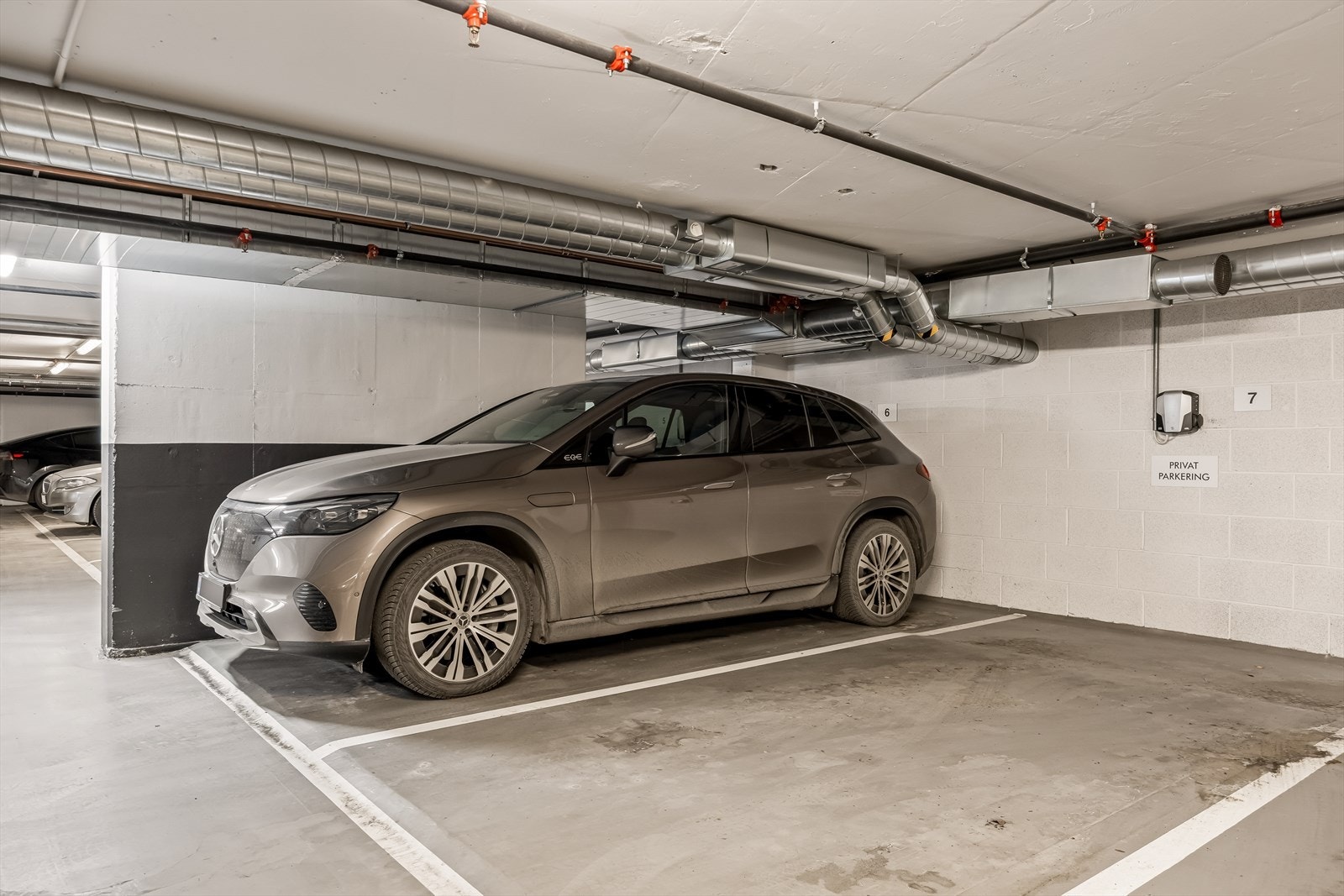 Mulighet for kjøp av garasjeplass: Selger eier garasjeplass nr. 6 i kjeller. Se salgsoppgaven for mer info. Praktisk adkomst med heis direkte ned til garasjeanlegg. Galleribilde