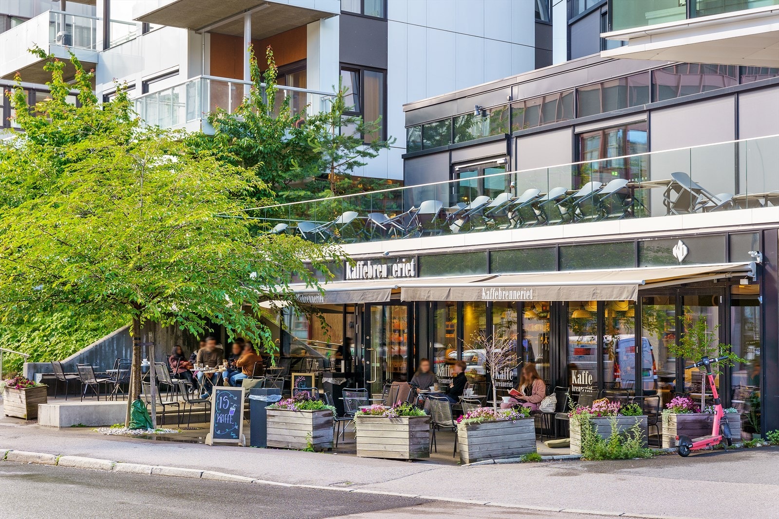 Koselige Kaffebrenneriet med solrik uteservering ligger rett nedenfor - perfekt sted å nyte solen og en kopp kaffe. Galleribilde