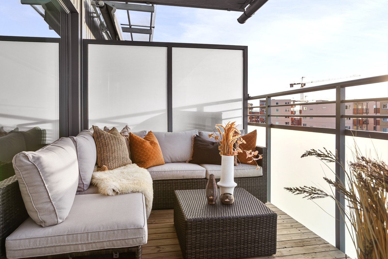 Sydvestvendt balkong med plass til sittegruppe og gassgrill - Foto: Eiendomsfoto Galleribilde