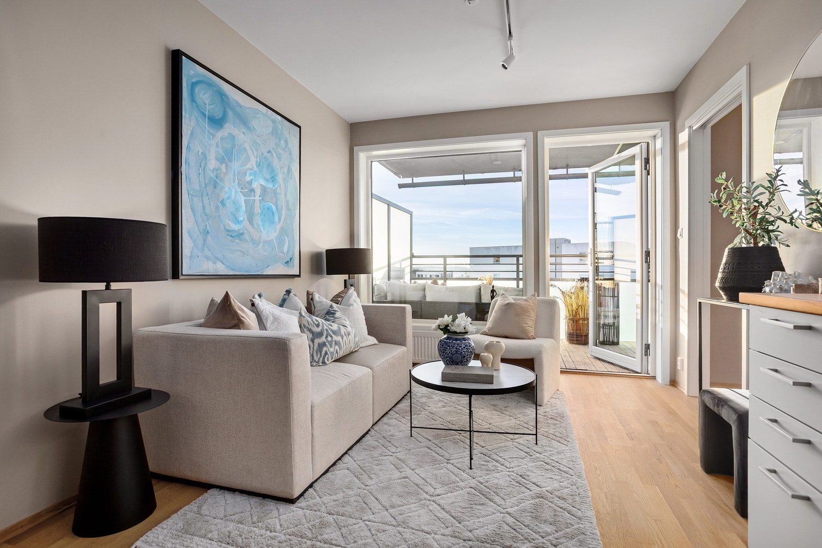 Nymalt stue med utgang til balkong - Foto: Eiendomsfoto Galleribilde