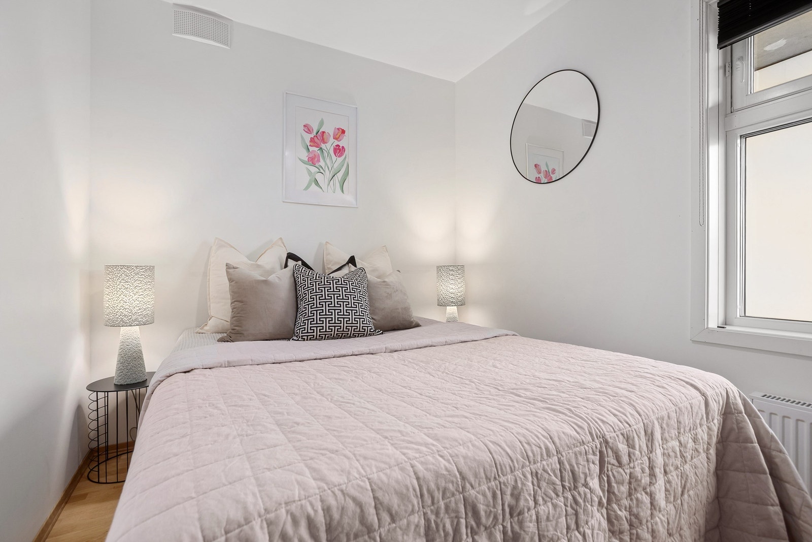 Soverom I har plass til dobbeltseng Galleribilde