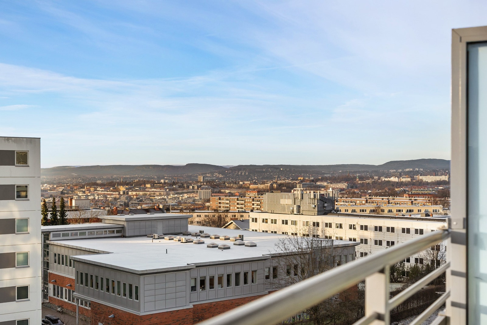 Nydelig utsikt mot Oslo vest og videre mot Kolsåstoppen i Bærum Galleribilde