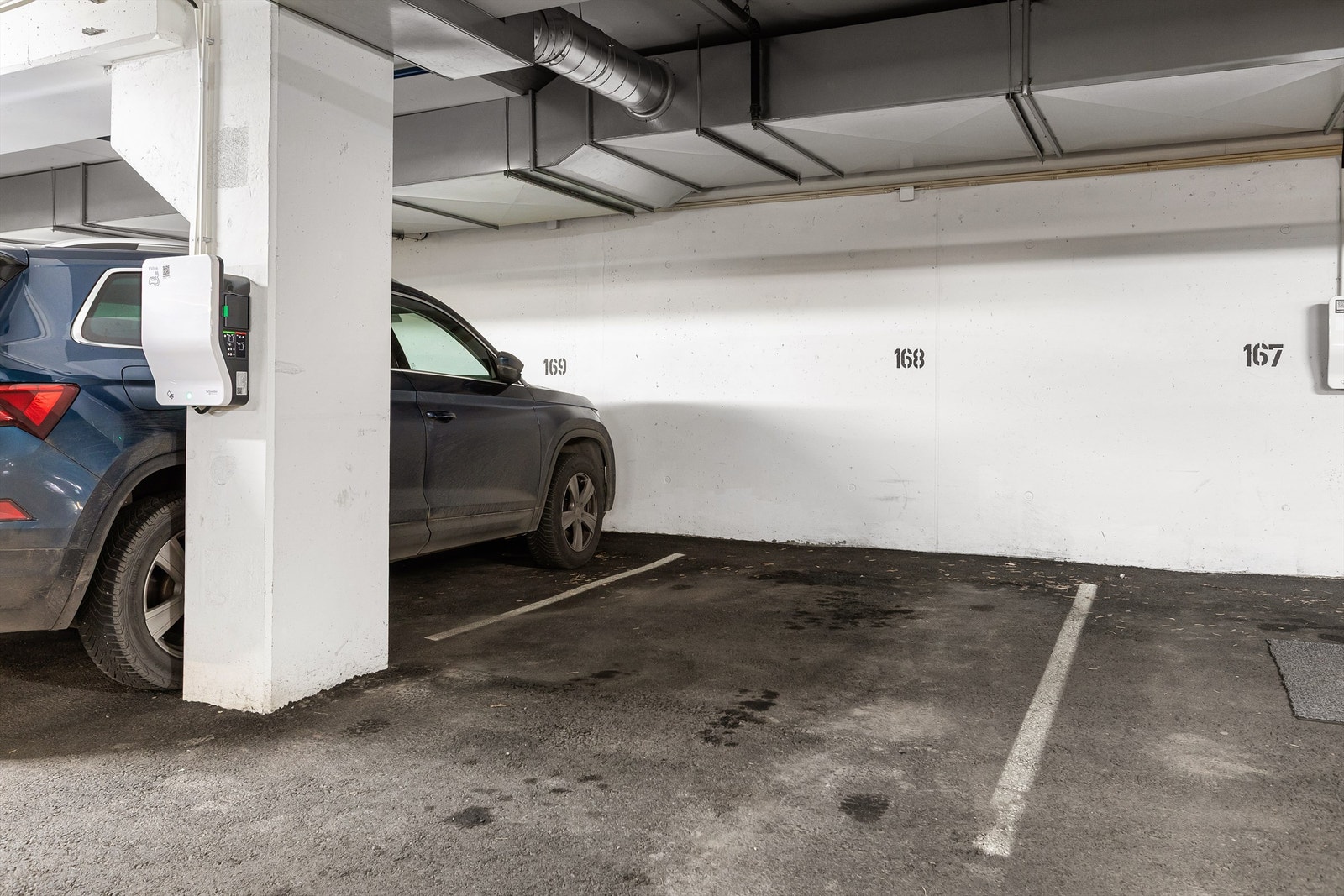 Garasjeplass nr. 168 med elbil-lader Galleribilde