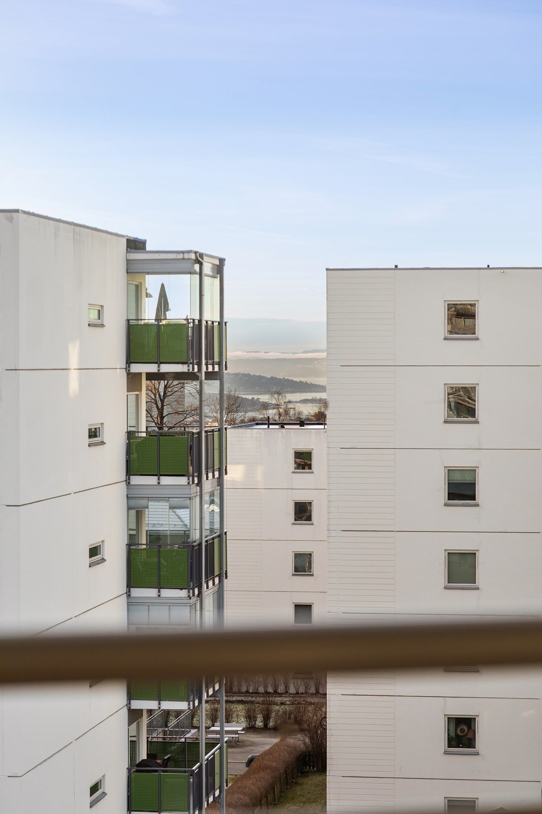 Et lite sjøgløtt mellom nabobyggene Galleribilde