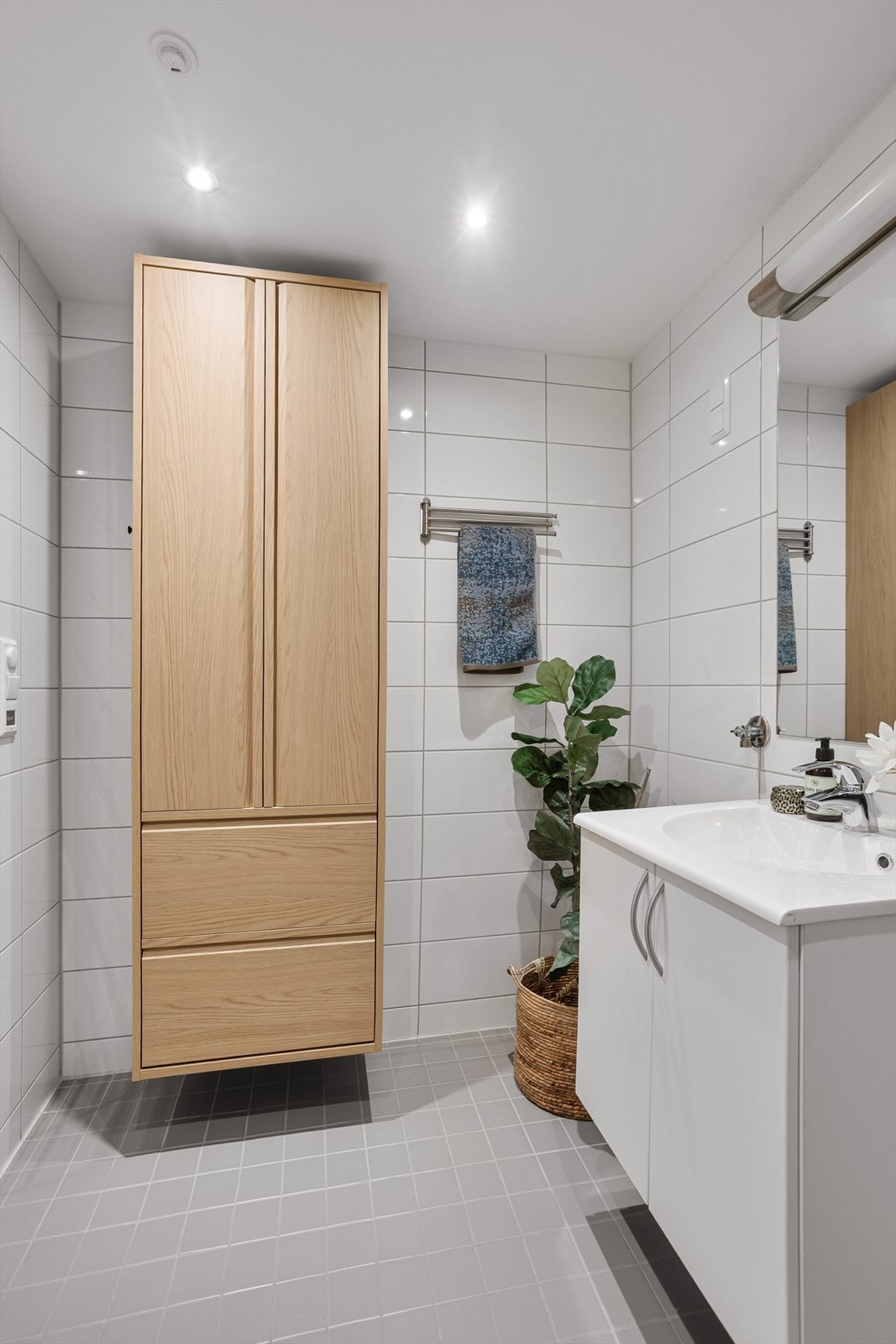 Dusjbad/wc med plass til vaskemaskin Galleribilde