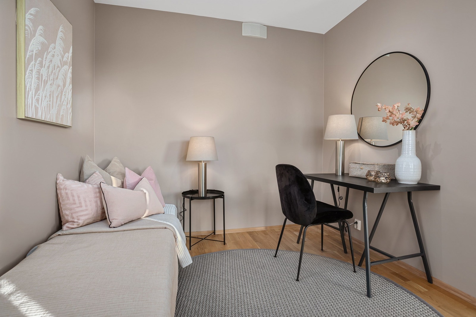 Soverom II har plass til seng, garderobeskap og skrivepult Galleribilde