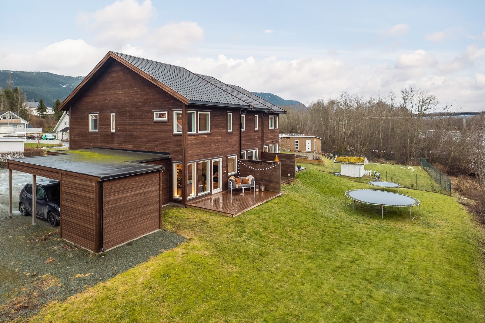 Fine grøntareal like utenfor. Galleribilde