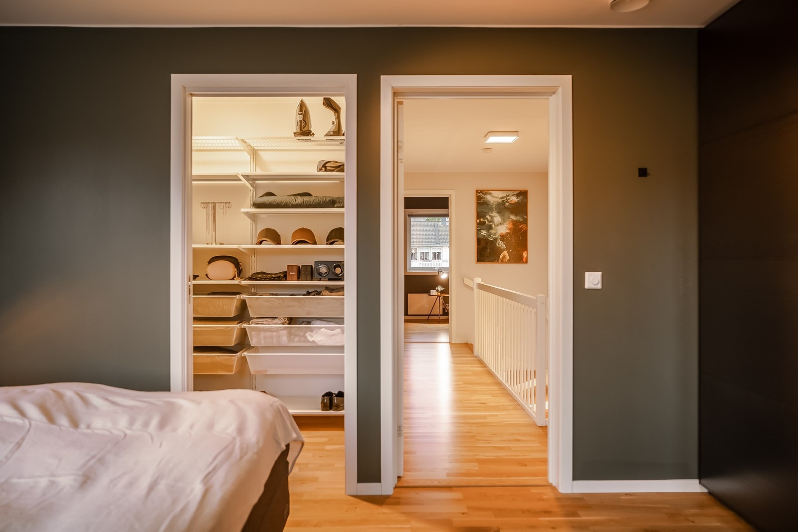 Fra det største soverommet er det adkomst til innvendig bod. Galleribilde