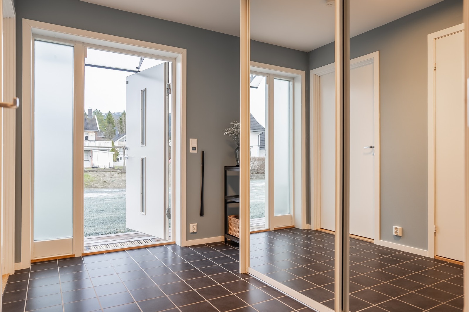 Stor, lys og fin gang med garderobe som medfølger. Galleribilde