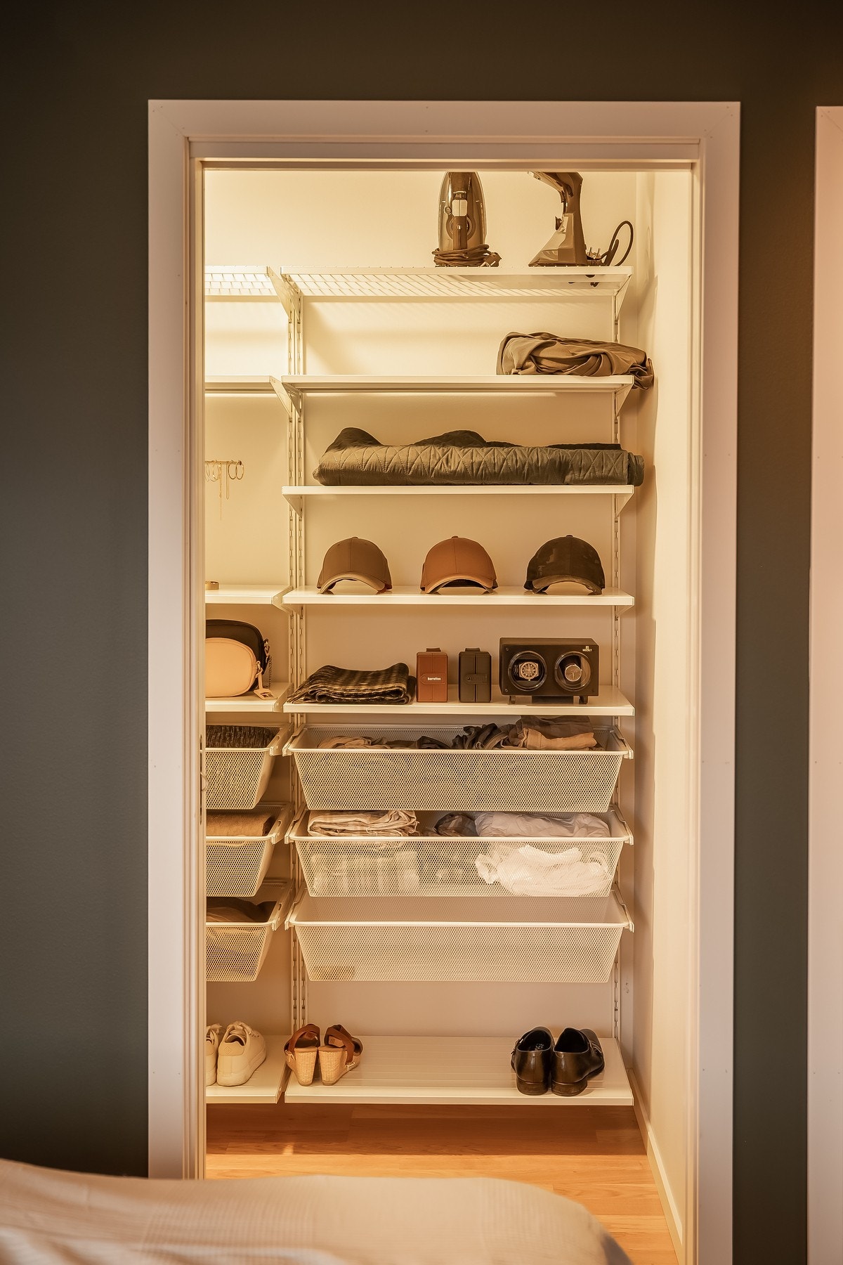 Boden er innredet som garderobe. Galleribilde