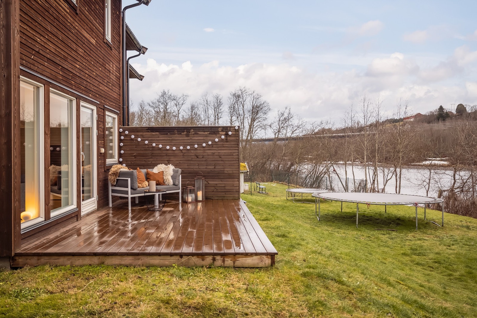 Skjermet beliggenhet ved Gaula som byr på gode bade- og fiskemuligheter. Galleribilde