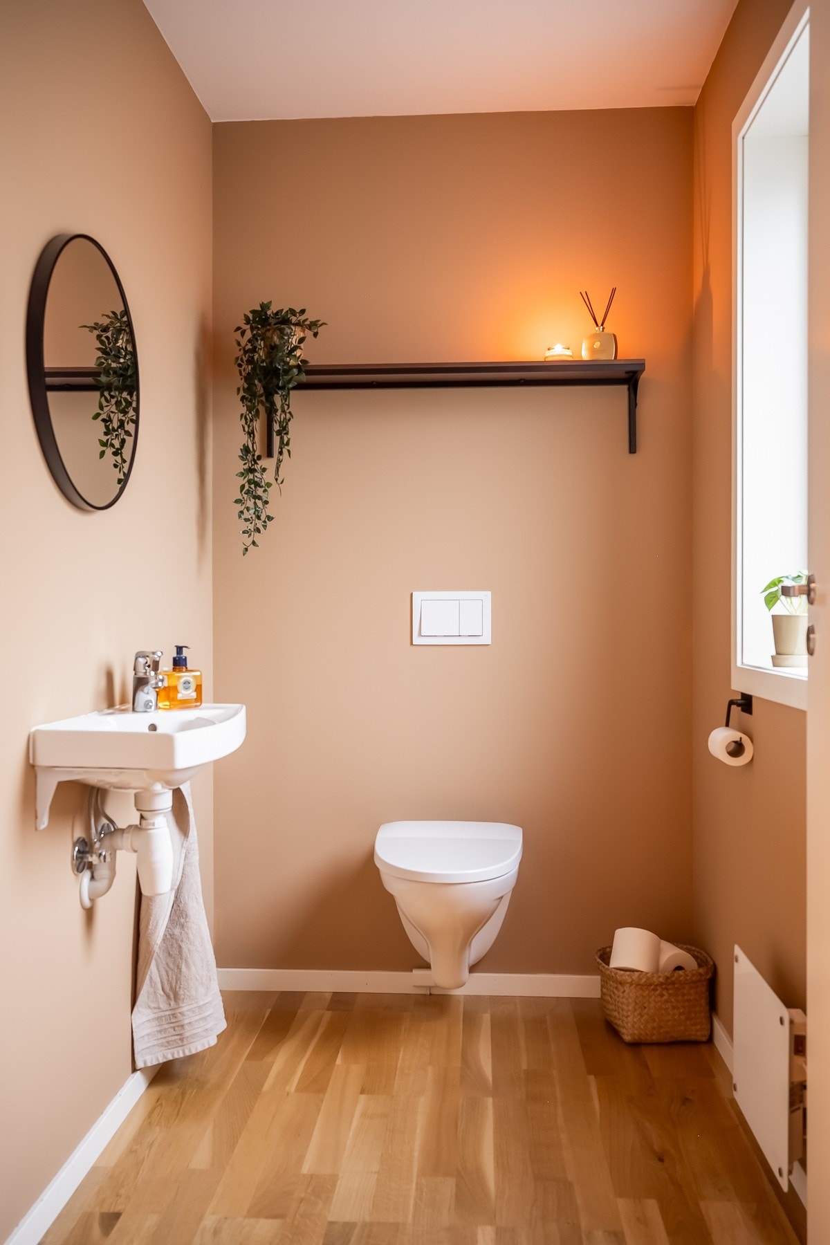 Ekstra/separat toalettrom i 1. etasje. Galleribilde