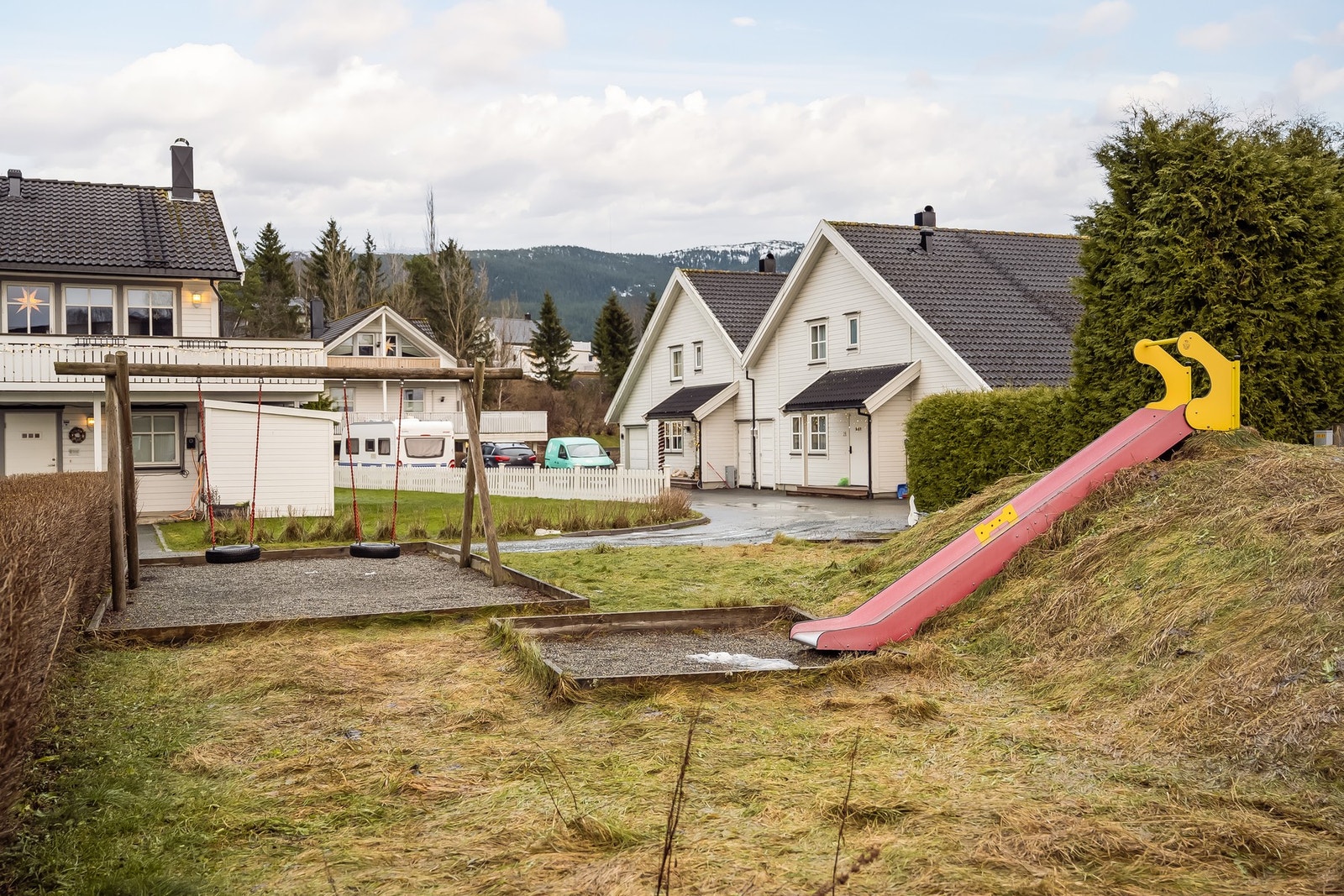 Boligen ligger i et etablert, rolig og barnevennlig nabolag. I gangavstand til det aller meste av fasiliteter. Galleribilde