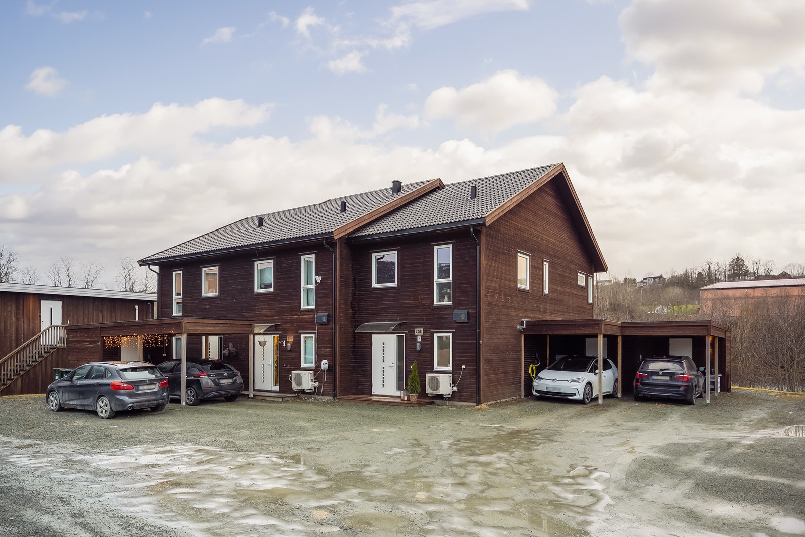 Meget god endebeliggenhet (nærmest i bildet), med tilhørende carport. I bakkant av carporten er det en utvendig bod (ikke fotografert). Galleribilde