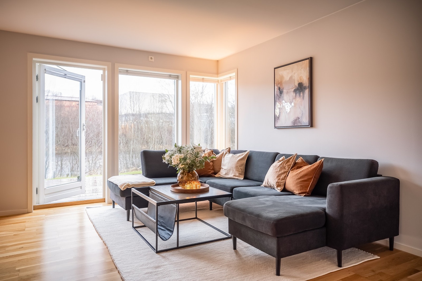 Romslig stue med god plass til stor sofaløsning. Galleribilde