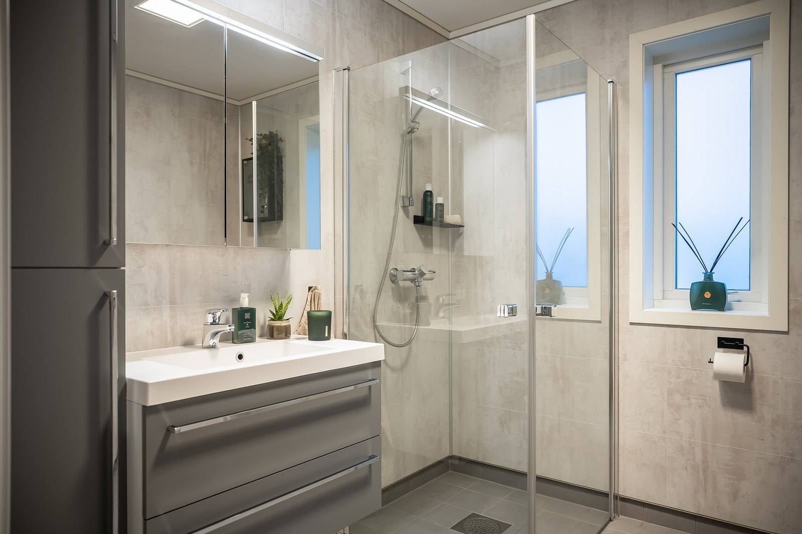 Lyst og pent bad med varme i gulv. Badet er i 2. etasje. Galleribilde