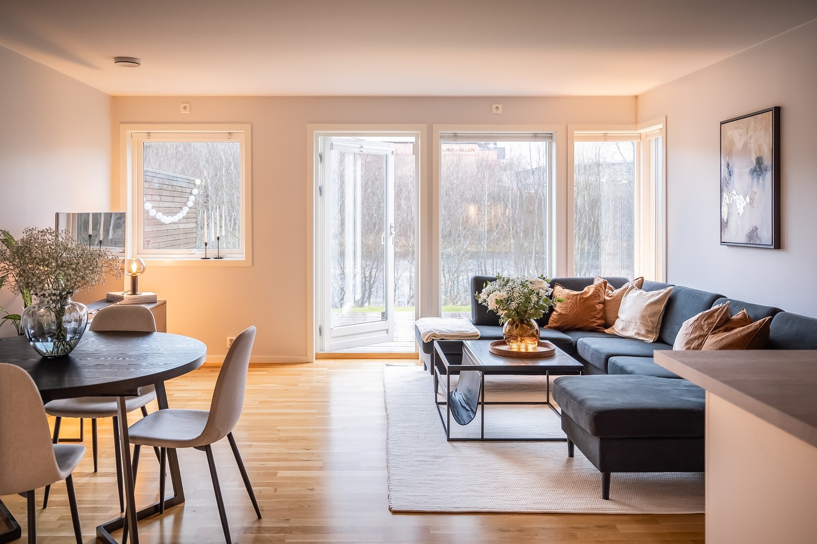 Mange store vinduer gir mye naturlig lys. Galleribilde