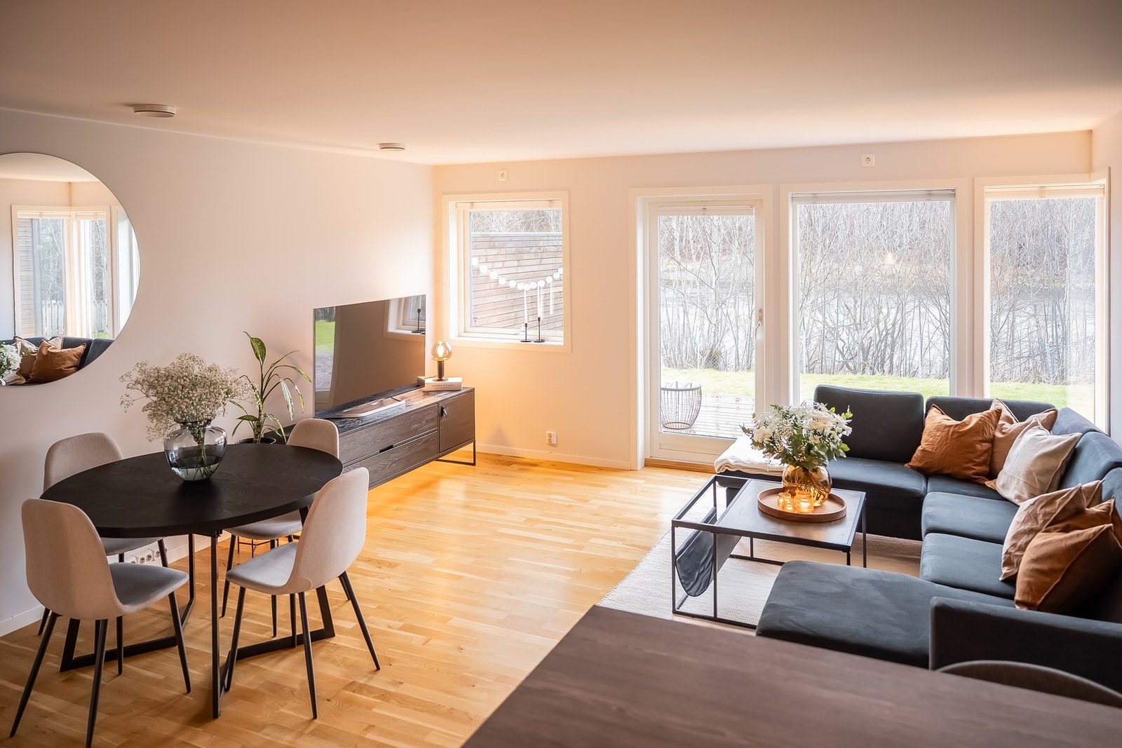 Velkommen til et lekkert enderekkehus med sentral og barnevennlig beliggenhet på Melhus. Galleribilde