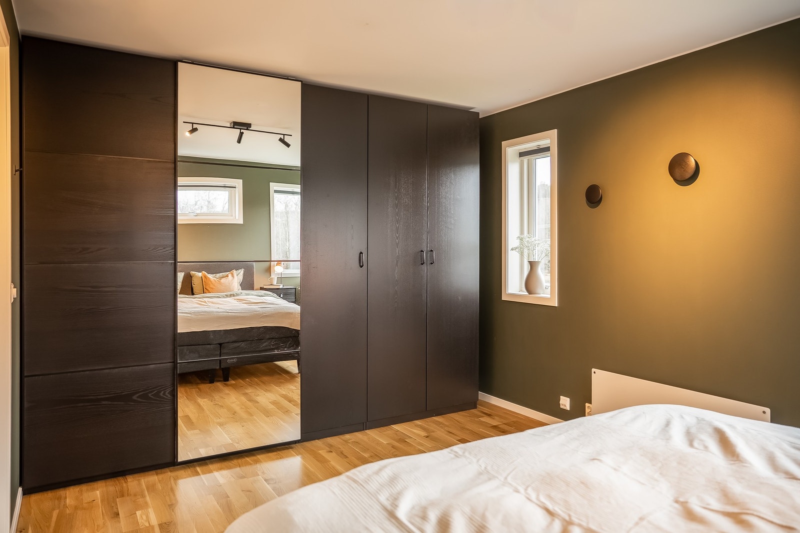 Stor garderobe medfølger i handelen. Galleribilde