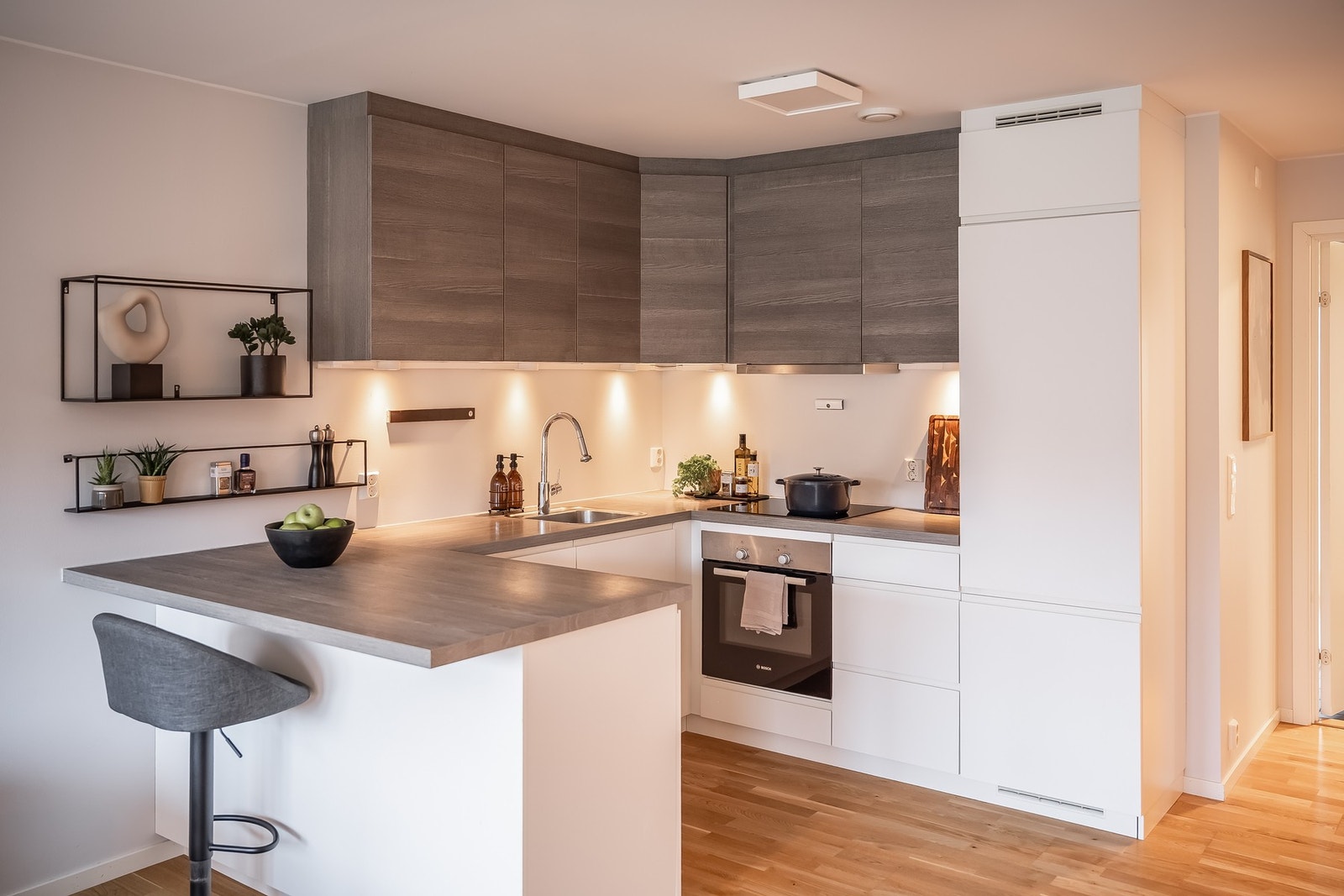 Flott kjøkken fra Kvik med integrerte hvitevarer fra Bosch og mye skap- og benkeplass. Galleribilde