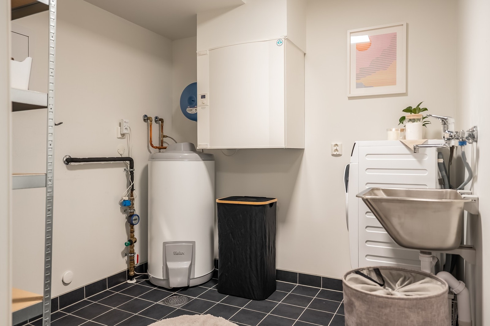 Praktisk med separat vaskerom. Adkomst fra gang i 1. etasje. Galleribilde