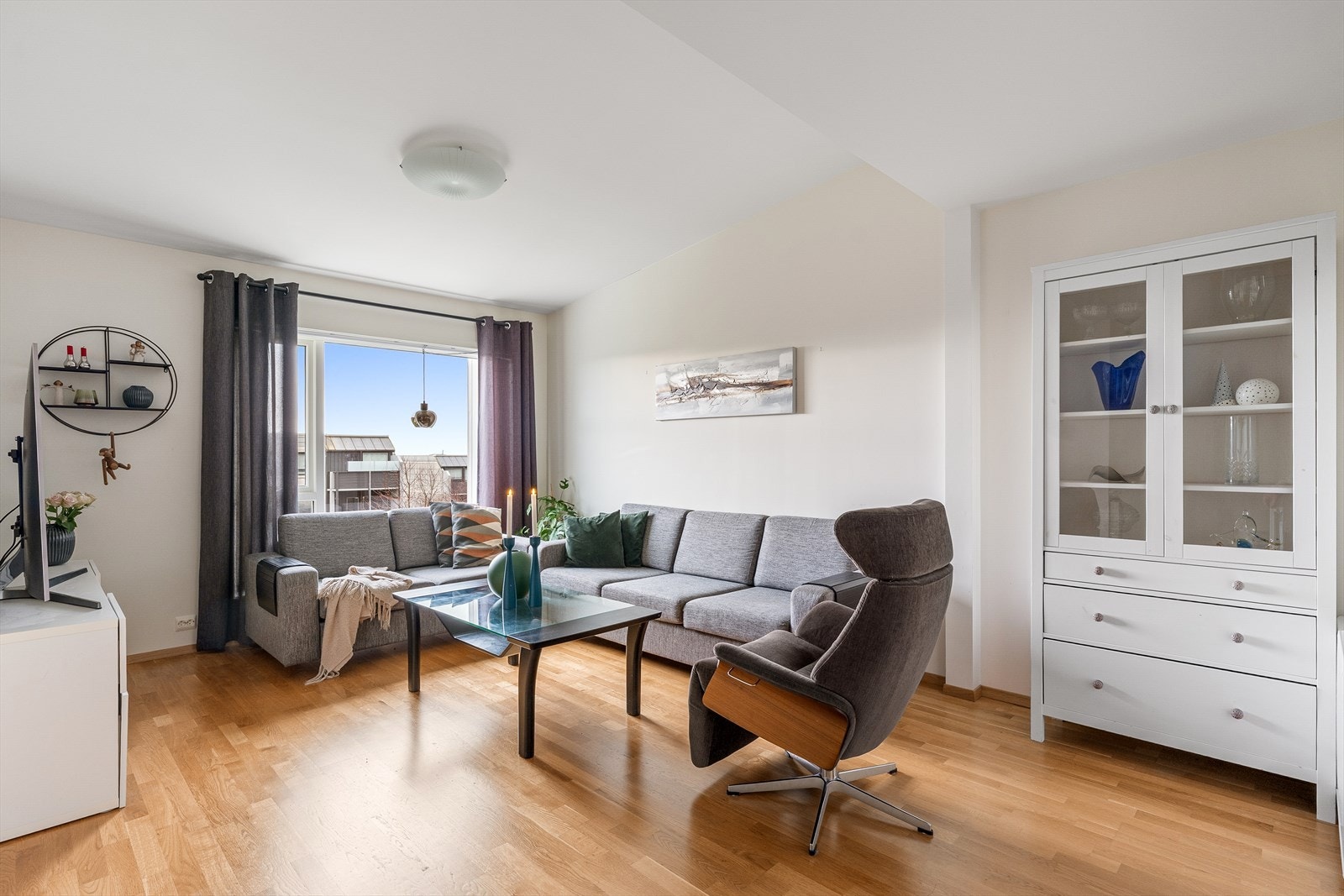 Lys og luftig stue med god takhøyde. Galleribilde