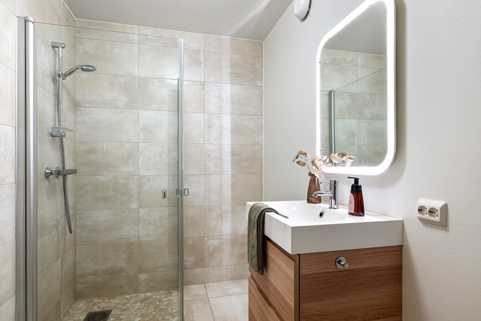 Baderom med en kombinasjon av fliser og malt strie på vegger. Fliser på gulv med vannbåren varme. Galleribilde