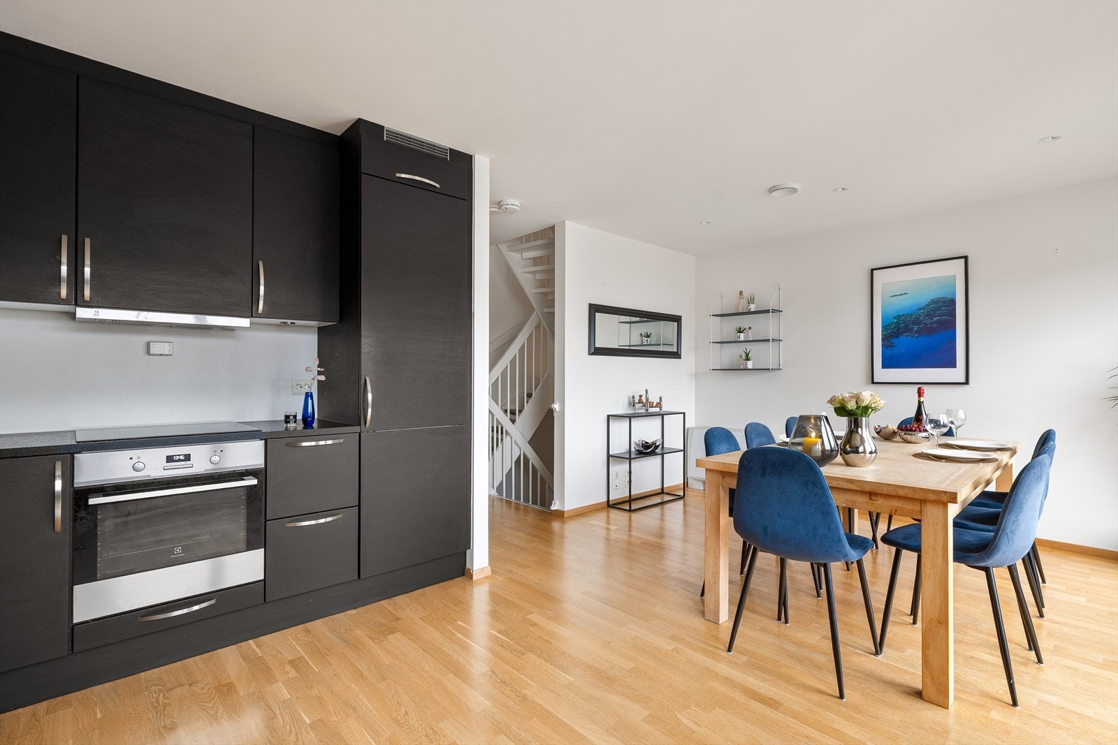 Kjøkkenet er plassert i 1. etasje og har god plass for både spisebord og øvrig innredning. Galleribilde