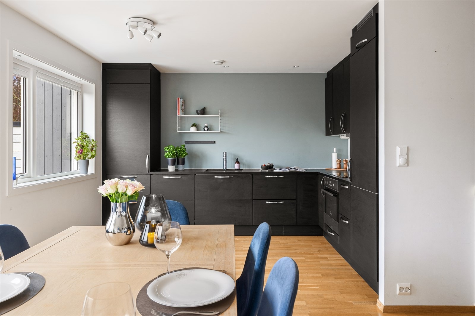 Malt i moderne farger. Parkettgulv. Galleribilde